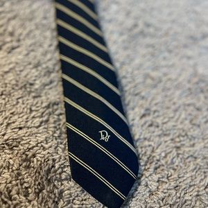Christian Dior men’s classic vintage tie suit attire